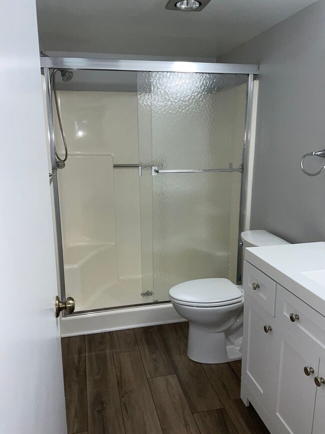 Building Photo - Large 2BR 2BA 7th floor condo facing the g...