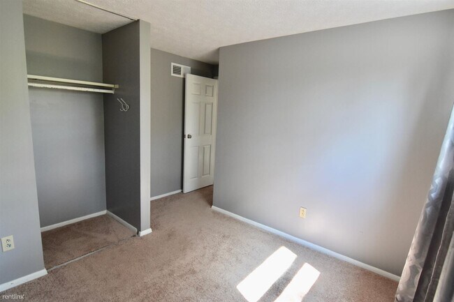 Building Photo - 3 br, 1.5 bath Townhome - 2953 Rushbury Drive