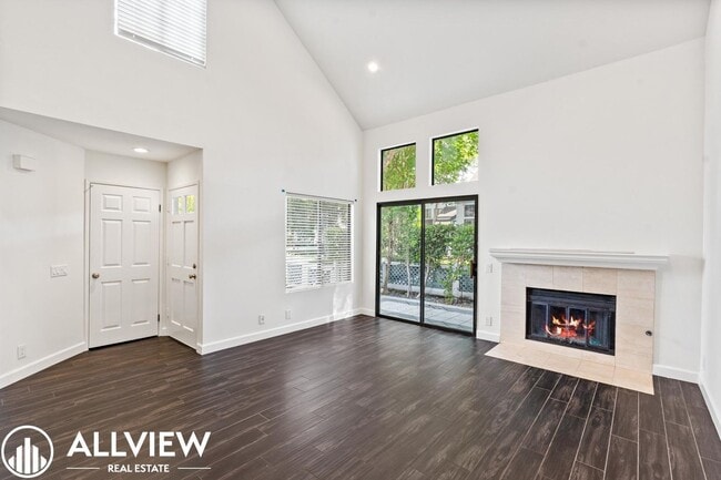 Building Photo - Beautifully Upgraded 2 Bed, 2 Bath + Den W...