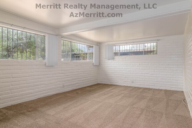 Building Photo - 4 Bedroom, 2 bath, air conditioned, fenced...