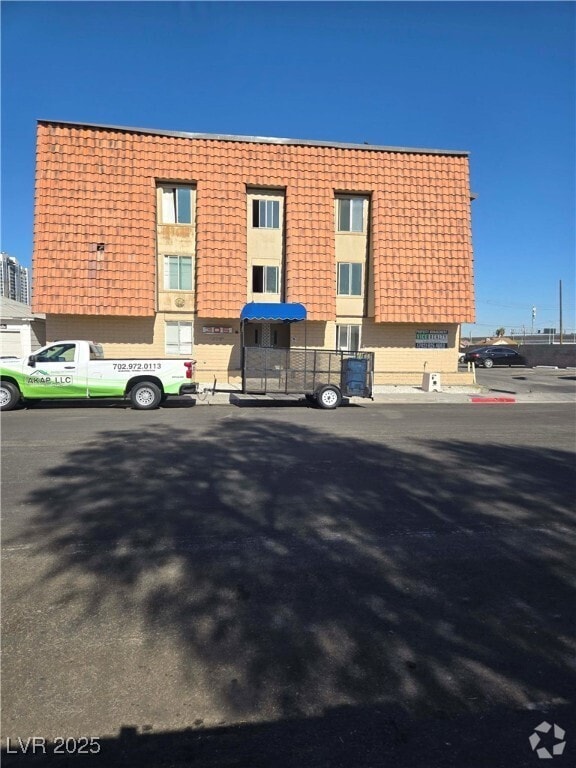 Building Photo - 305 N 10th St