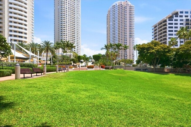 Building Photo - 801 Brickell Key Blvd
