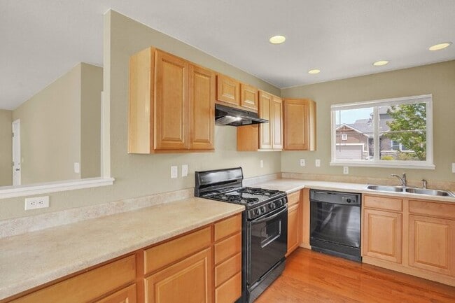 Building Photo - Low-Maintenance Northgate Home with Loft, Fireplace, and Mountain Views