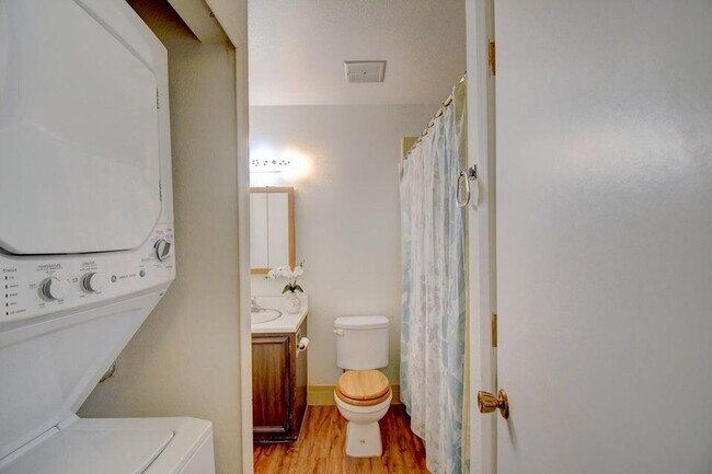 Building Photo - 931 Country Club Dr SE