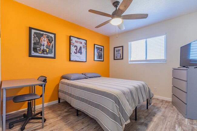 Building Photo - Super cute updated home!