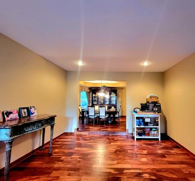 Building Photo - Stunning 4bd centrally located in desirable Ridgetop area