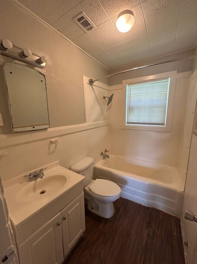 Building Photo - Inviting 2 Bedroom Home