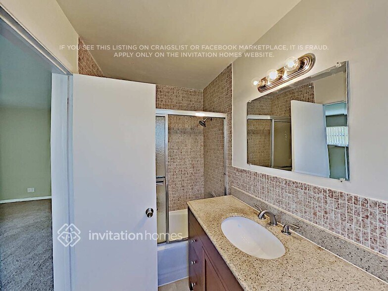 Building Photo - 2720 SW 15th Ct