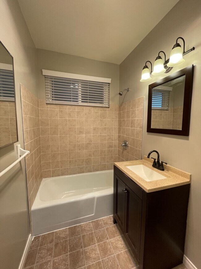 Building Photo - 2 Bedroom, 2 Bath Condo Blocks to the Beach, Pet Friendly, Sunset Views, Parking!
