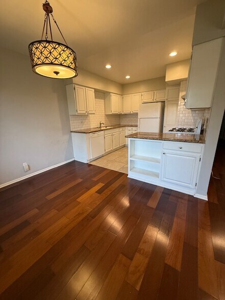 Dining area off kitchen with granite counter tops - 10481 Riverside Dr