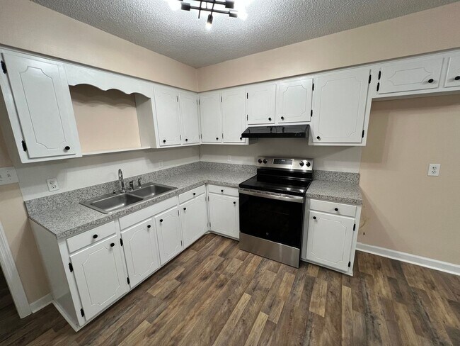Building Photo - 3 Bedroom 1.5 Bathroom House for rent