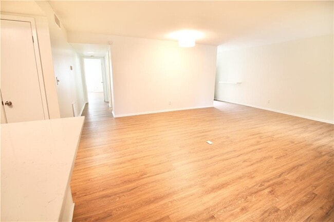 Building Photo - 34 Little Silver Ct