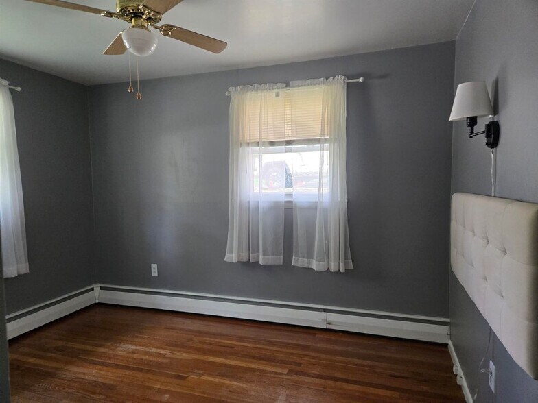 Building Photo - 384 Huse Rd