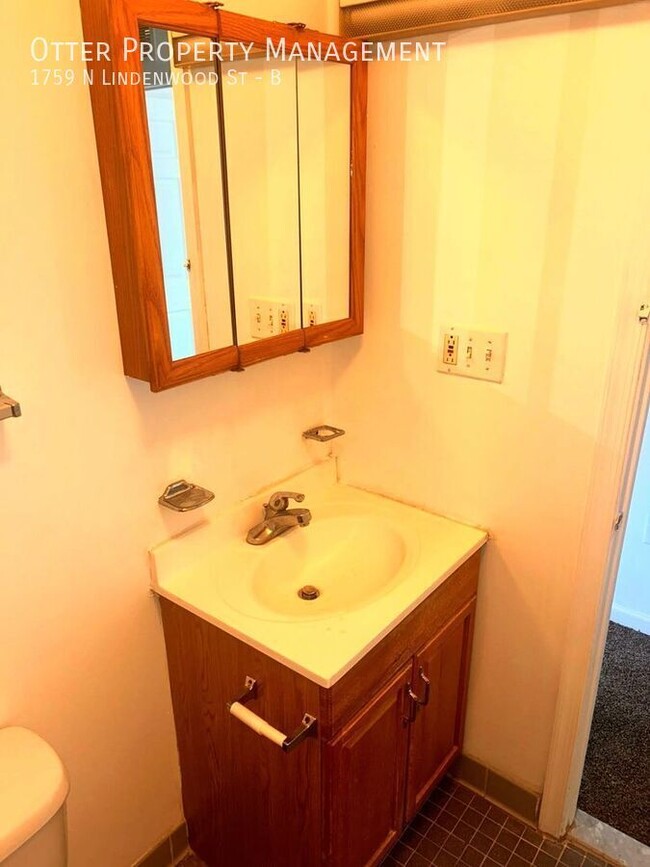 Building Photo - 2BR/1BA Sunny West Philly Apt with Washer/...