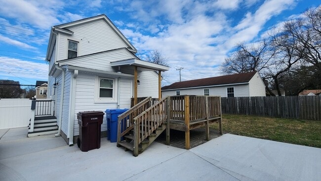 Building Photo - 809 Providence Rd