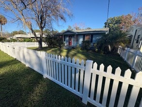 Building Photo - Tavares 2 Bed 1 Bath w/ Den!