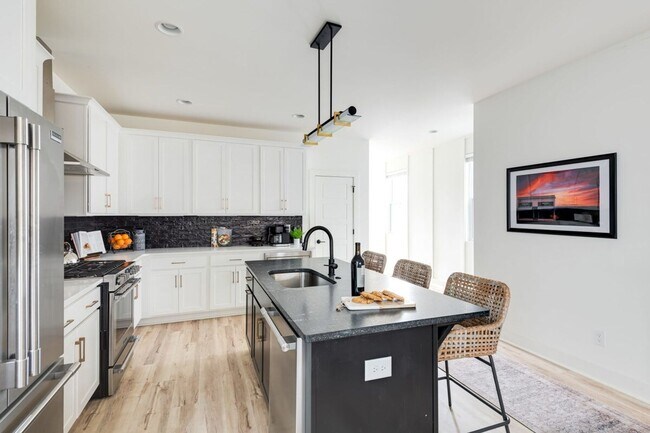 Building Photo - Fully Furnished - Designer Home (Flexible Lease Options)