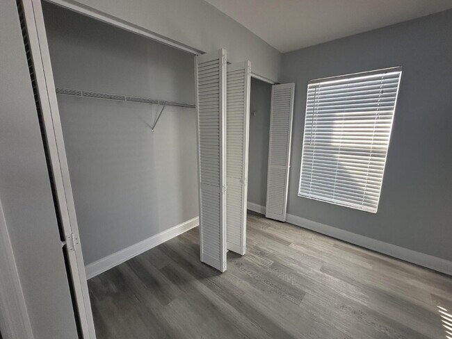 Building Photo - Charming 2-Bed, 2-Bath Retreat in Port Charlotte!