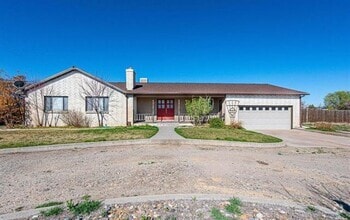 Building Photo - 3 Bed 2.5 Bath Home Available!
