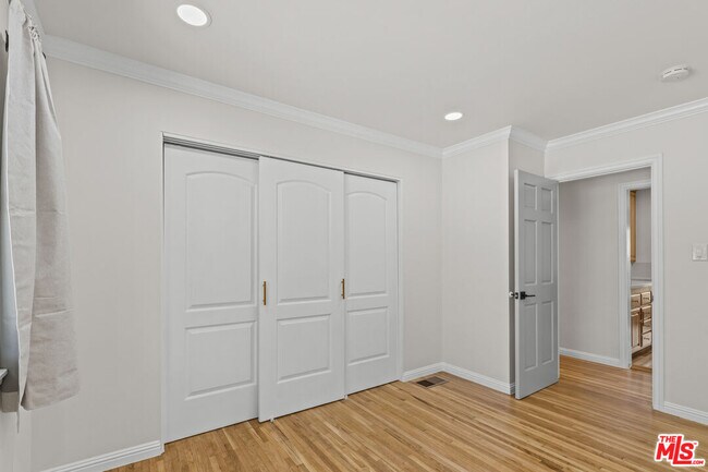 Building Photo - 7212 W 91st St