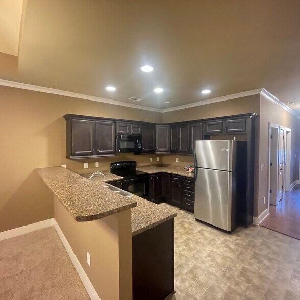 Building Photo - 627 Flag Cir