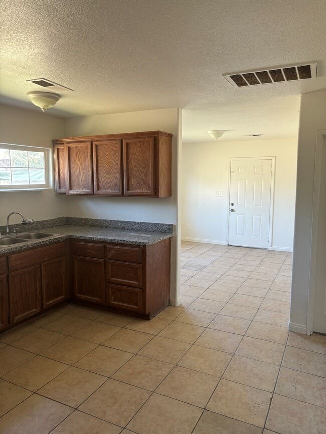Building Photo - 2 Bd 1 Ba Home | Huge Lot in East Bakersfield