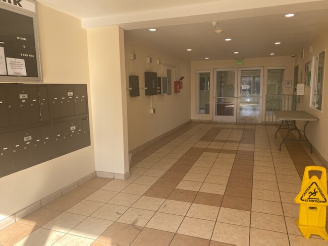 Building Photo - 831 W 70th St