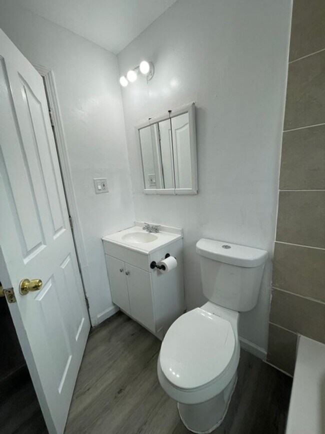 Building Photo - 2-Bedroom, 1-Bath Duet in Union City