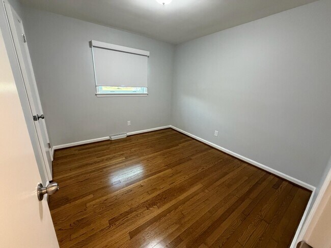 Building Photo - 1929 Alexandria Dr