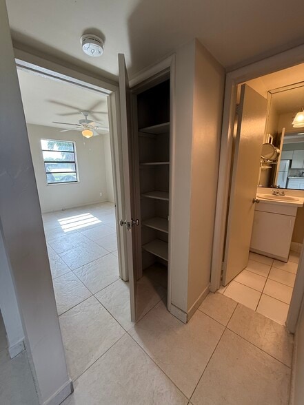 Building Photo - 4816 SW 58th Ave