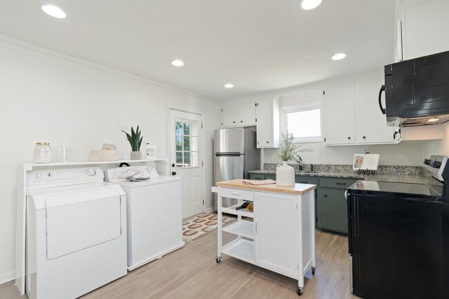 Building Photo - 2 Bed/ 1 Bath Cottage in Charlotte Park, Fenced Yard and Pet Friendly