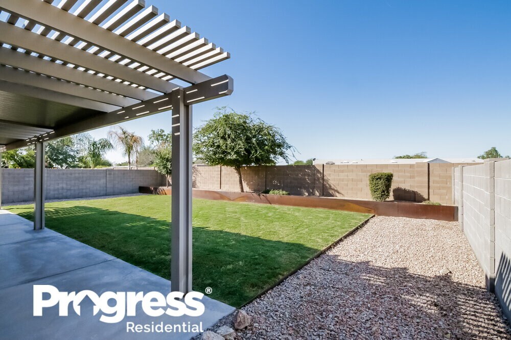 Building Photo - 40994 N Vine Ave