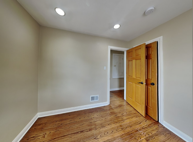 Building Photo - 2025 N 75th Ct
