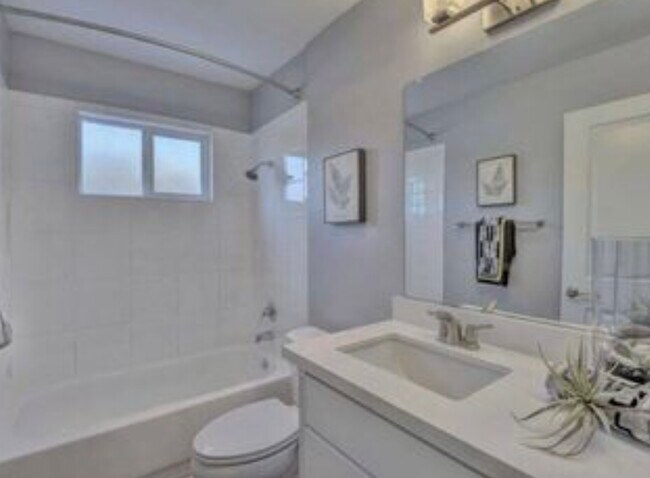 Building Photo - 910 Clinton St