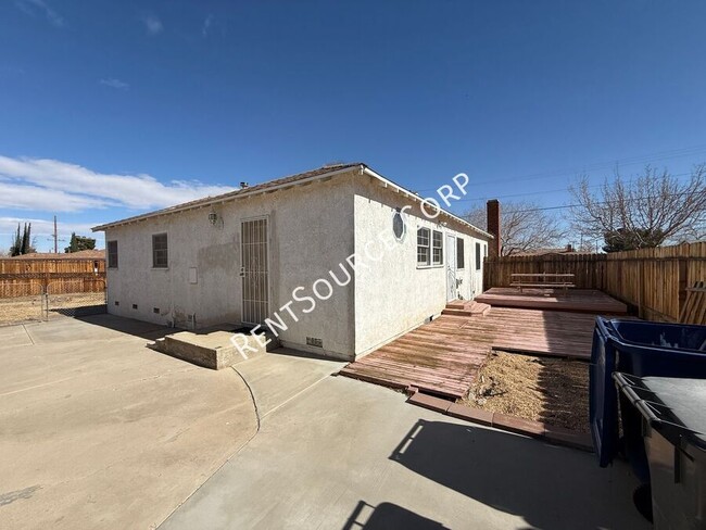 Building Photo - 3 Bedrooms/3 Bathrooms Single Story Home f...