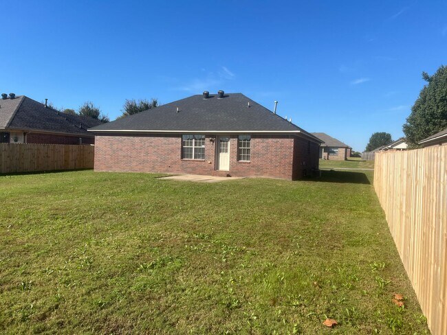 Building Photo - 3 Bed 2 Bath Home