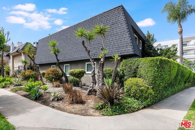 Building Photo - 4443 Saugus Ave