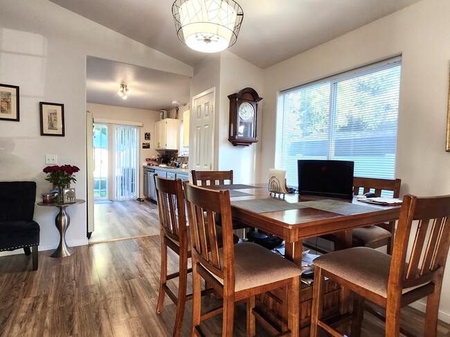 Building Photo - 5810 N Loraine St