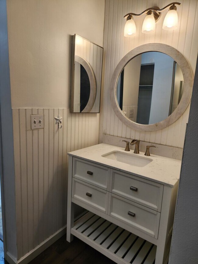 Building Photo - Fresh paint! Amazing first floor unit in A...