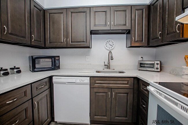 Building Photo - Corvallis Triplex