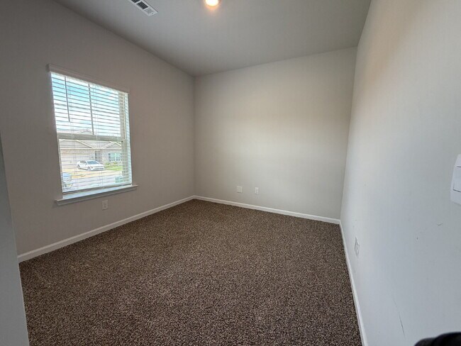 Building Photo - "Charming 3-Bedroom Retreat with Granite Elegance in Huntsville!"