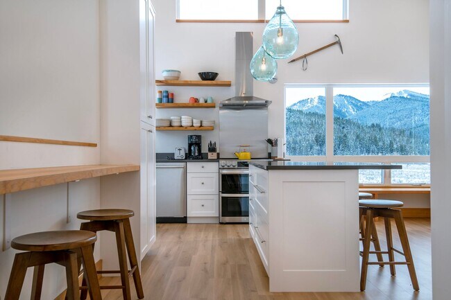 Building Photo - Seasonal Rental 11/1/25 - 5/30/26 Modern F...