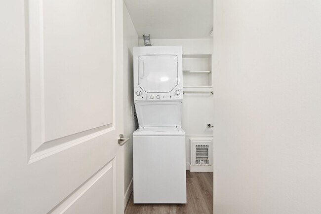 Building Photo - 1Bd / 1Ba near Greenlake and Phinney Ridge...