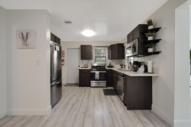 Building Photo - Furnished House in Hollywood Florida - Jun...