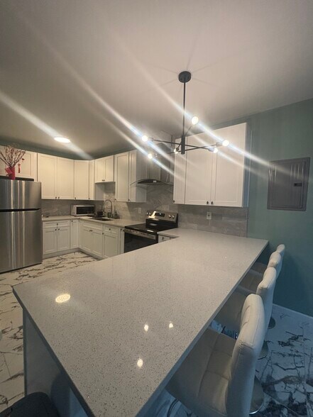 Building Photo - 4560 Persian Trl