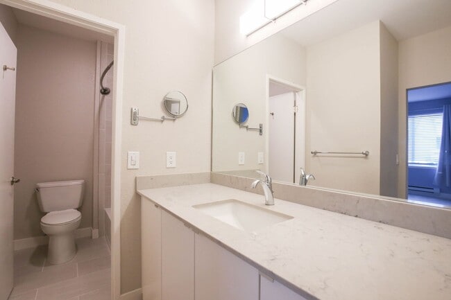 Building Photo - Modern and Clean 2 Bed 2 Bath Condo in Ric...