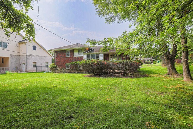 Building Photo - 2302 Farringdon Rd