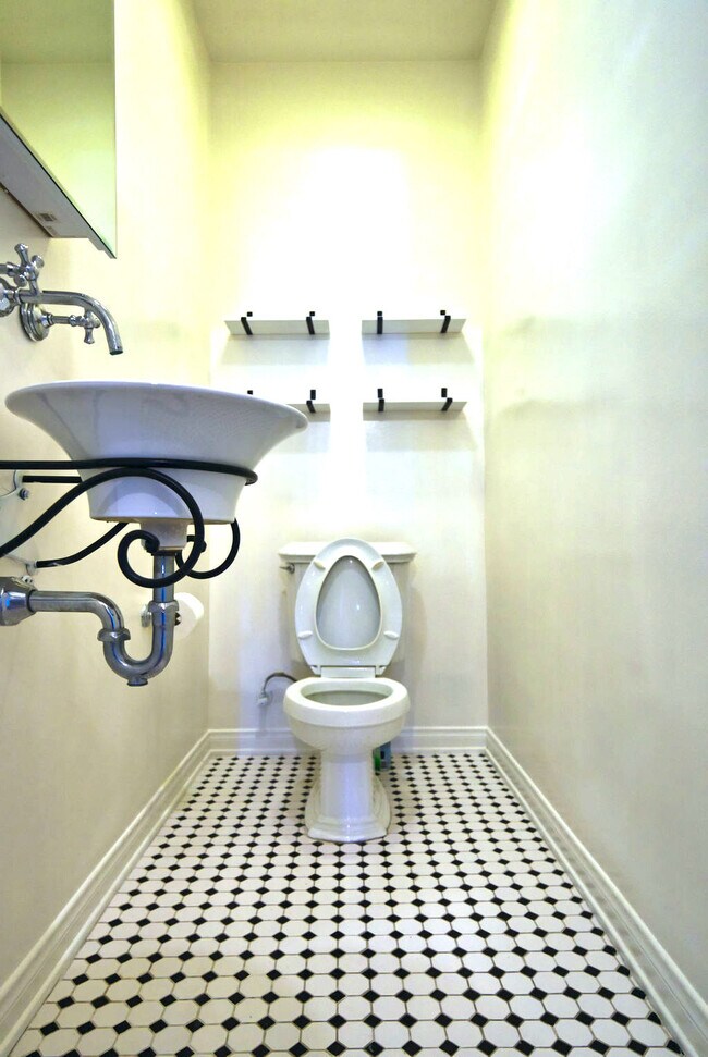 Building Photo - 415 N Ogden Dr