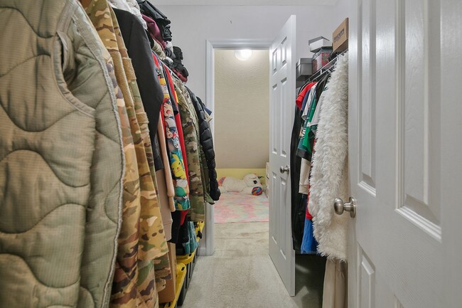 Building Photo - Stunning 4 Bed 3.5 Bath Home with Bonus Ro...