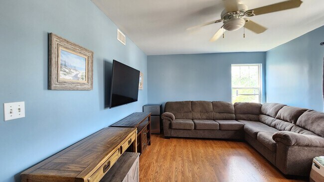 Building Photo - 301 Wedgewood Cir